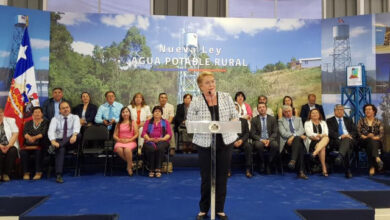 Photo of Michelle Bachelet firmo el Reglamento de la Ley de Servicio Sanitario Rural de Chile